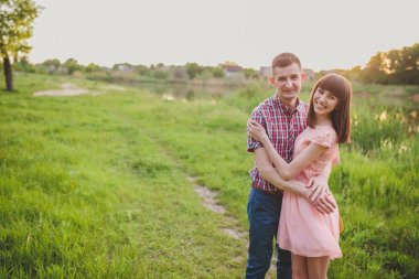 doğa üzerinde birlikte aşık genç Çift