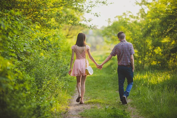 Mutlu çift tatilde. Aşık gülüyorlar. Mutlu erkek ve kız.