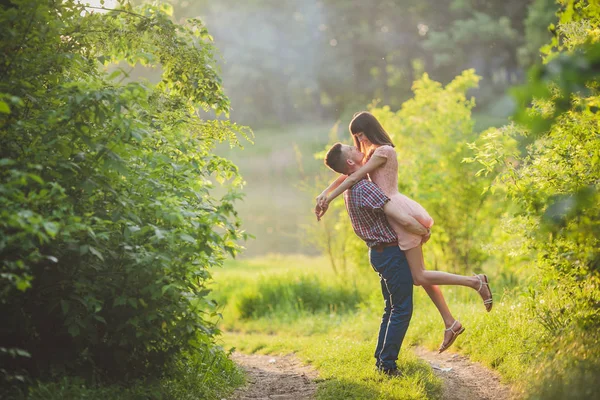Jovem casal apaixonado juntos na natureza — Fotografia de Stock