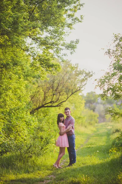 doğa üzerinde birlikte aşık genç Çift