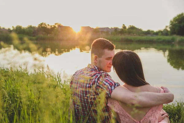 Mutlu çift tatilde. Aşık gülüyorlar. Mutlu erkek ve kız.