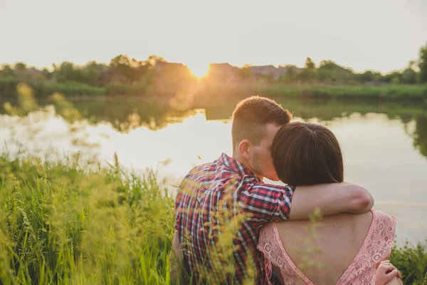 Pareja feliz en un lago — Foto de Stock