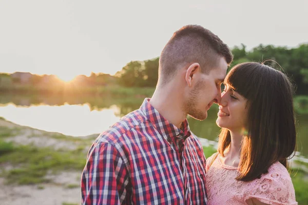 Um casal feliz de férias. Os amantes estão a rir. Rapaz feliz e menina . — Fotografia de Stock