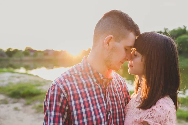 doğa üzerinde birlikte aşık genç Çift