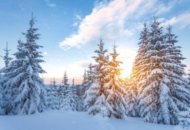 Kış dağlarda görkemli günbatımı