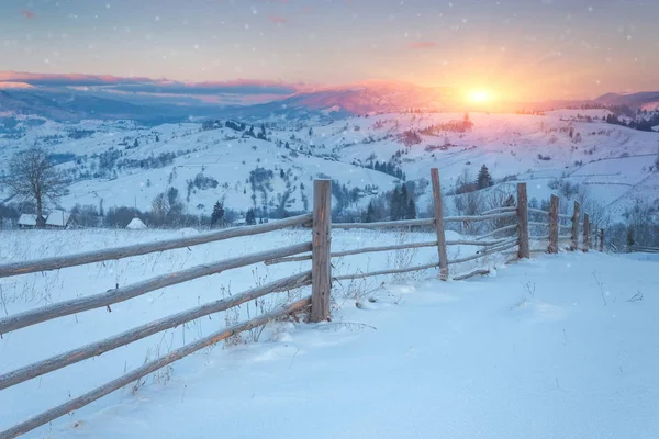 Fantastisk morgon bergslandskap. mulen färgglada himmel. Karpaterna, Ukraina, Europa. — Stockfoto