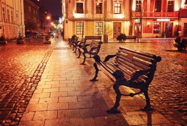 Şehir gece sokak kaldırım taşı tezgah