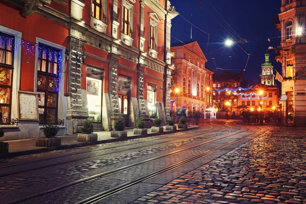 Estranho beco misterioso com lanternas em uma cidade europeia velha — Fotografia de Stock