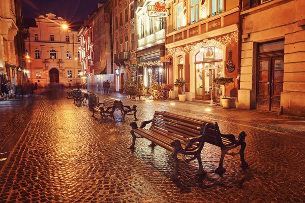 Večerní ulice s lavičkami a lucerny. — Stock fotografie