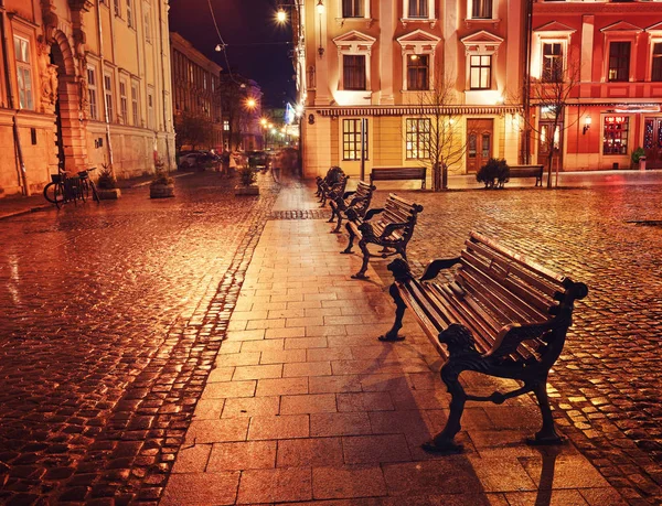 Cidade noite rua pavimentação pedra banco — Fotografia de Stock