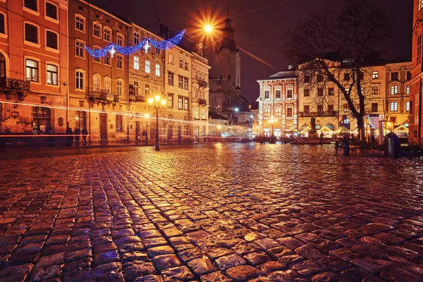 Geheimnisvolle enge Gasse mit Laternen in einer alten europäischen Stadt — Stockfoto