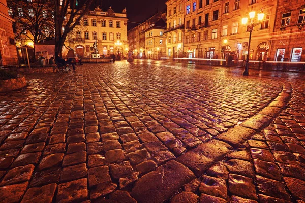 Ciudad noche calle pavimentación banco de piedra — Foto de Stock