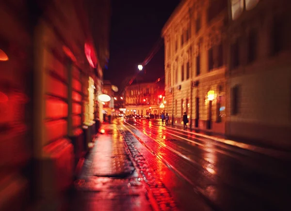 Misterioso vicolo stretto con lanterne in una vecchia città europea — Foto Stock
