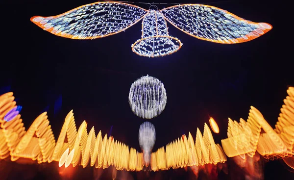 L'albero Di Capodanno sulla piazza della città è decorato con bello — Foto Stock