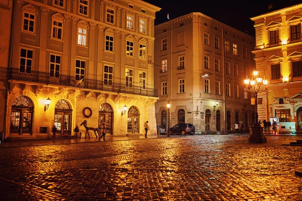Estranho beco misterioso com lanternas em uma cidade europeia velha — Fotografia de Stock