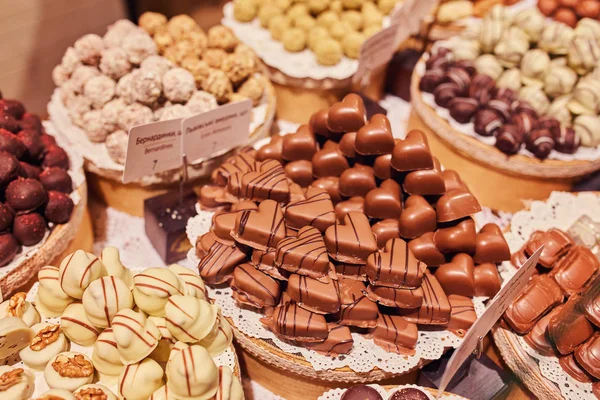 Čokoládové sušenky leží na obchod — Stock fotografie