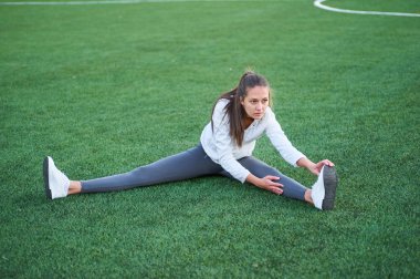 atletik kadın onu bacak germe