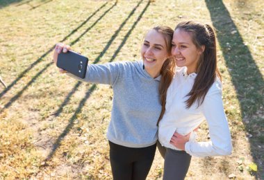 Bir selfie ile bir telefon alarak güzel kızlar.