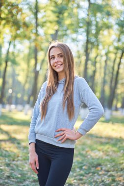 Sportif kız parkta dinleniyor. Sabah parkta