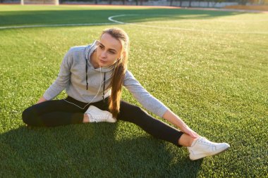 atletik kadın onu bacak germe