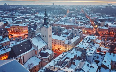 Belediye Binası kış panorama manzara üzerinde şehir merkezinde Lviv, Ukrayna. Eski binalar.