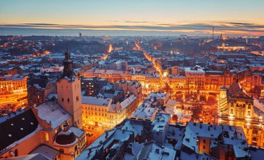 Kış görünümü üzerinde şehir merkezinde Lviv, Ukrayna.