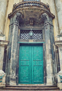 çok ilginç eski kapı portresi.