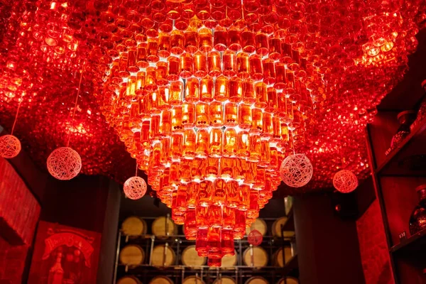 Lustre vermelho composto por uma infinidade de elementos de vidro — Fotografia de Stock