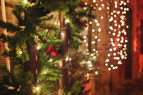 Nový rok strom na náměstí zdobí krásné koule a girlandy — Stock fotografie