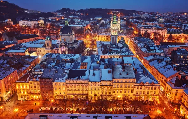 Escénica noche de invierno vista aérea nevada de la arquitectura del casco antiguo — Foto de Stock