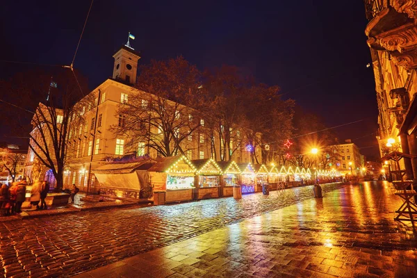 Abendstraße mit Bänken und Laternen. — Stockfoto