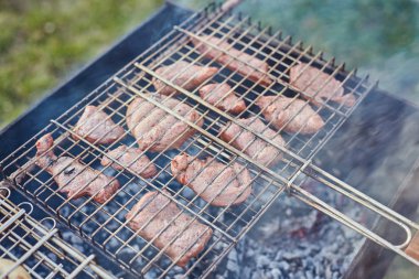 Zaman bahçesinde ızgara ızgara