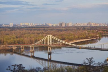 Kiev şehri, yatay, yukarıdan köprü görünümünü. Dnipro Nehri'nin güzel manzaralarını