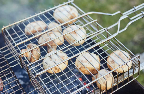 Yaz aylarında ızgarada champignon mantar