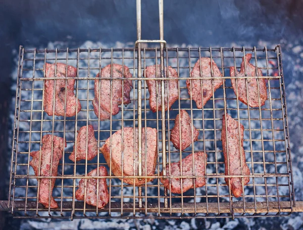 Top ryggbiff på en grill, grunt skärpedjup. Sommar — Stockfoto