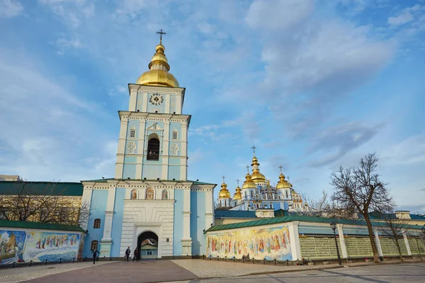 St. Michaels Golden-Domed Monastery - famous church in Kyiv, — Stock Photo, Image