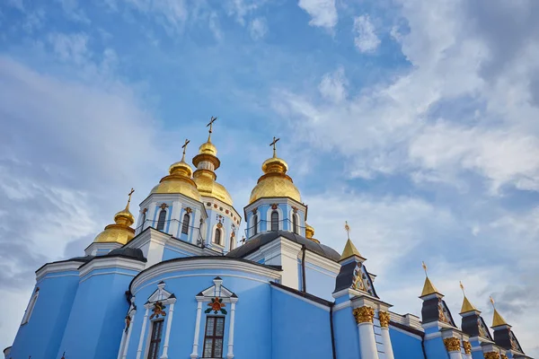 セント ・ マイケルズの黄金ドーム修道院 - キエフで有名な教会, — ストック写真