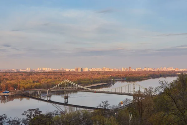 Kiev City, paesaggio, vista del ponte dall'alto. Bella vista sul fiume Dnipro — Foto Stock