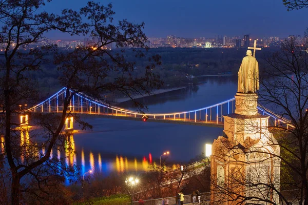 Vladimir cityscape üzerinde büyük heykeli