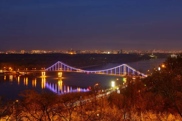 Kiev City, paesaggio, vista del ponte dall'alto. Bella vista sul fiume Dnipro — Foto Stock