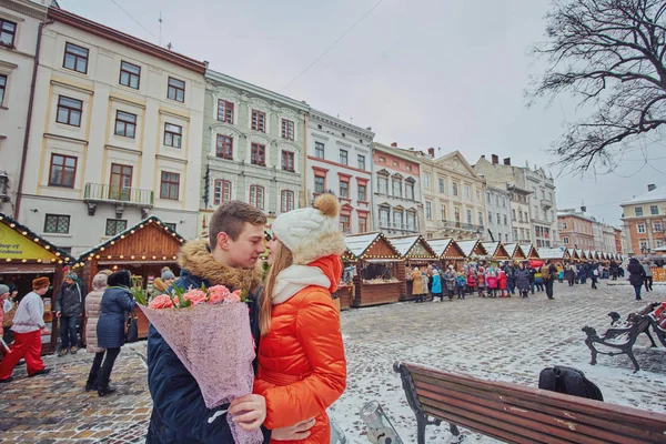 Jovem casal beijando no inverno ao ar livre — Fotografia de Stock