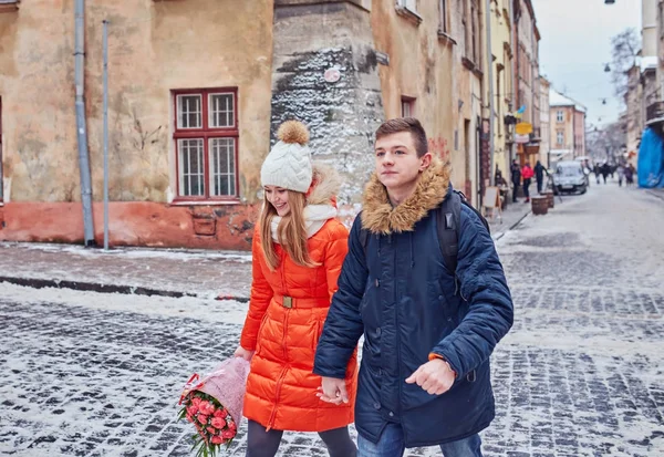 Jonge gelukkige paar verliefd buitenshuis. — Stockfoto