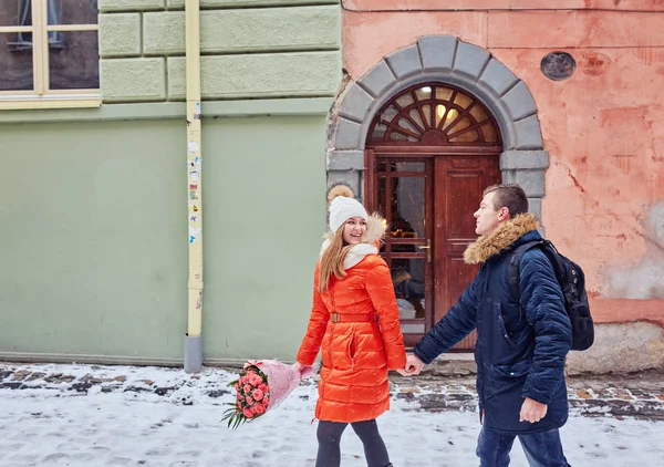 Junges Paar küsst sich im Winter im Freien — Stockfoto