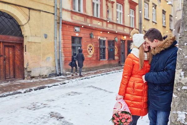 Νεαρό ζευγάρι φιλιέται στο wintertime σε εξωτερικούς χώρους — Φωτογραφία Αρχείου