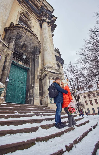 Unga par kysser på vintern utomhus — Stockfoto