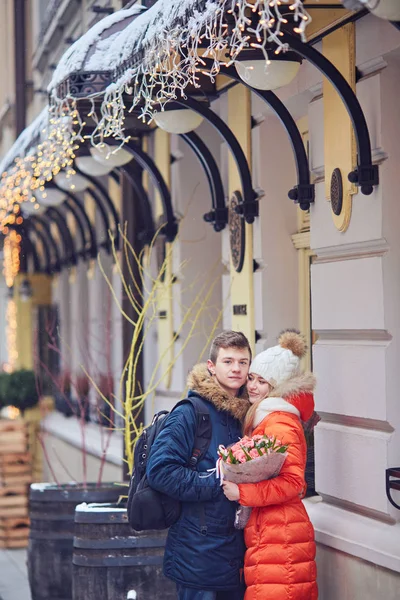 Jonge gelukkige paar verliefd buitenshuis. — Stockfoto