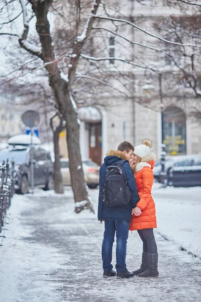 Unga lyckliga par i kärlek utomhus. — Stockfoto