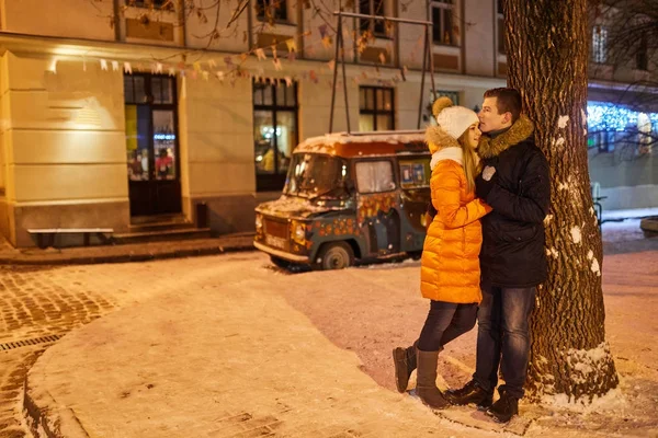 Jovem casal apaixonado andando na cidade — Fotografia de Stock
