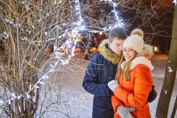 Jonge gelukkige paar verliefd buitenshuis. — Stockfoto