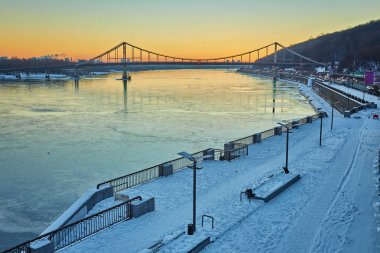 Soğuk sabah nehrin Köprüsü yakınlarında. Kiev